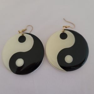 Blush Daisy Earrings